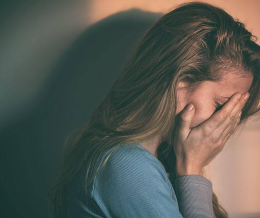 چگونه به شخصی که در حال مبارزه با افسردگی است کمک کنیم؟